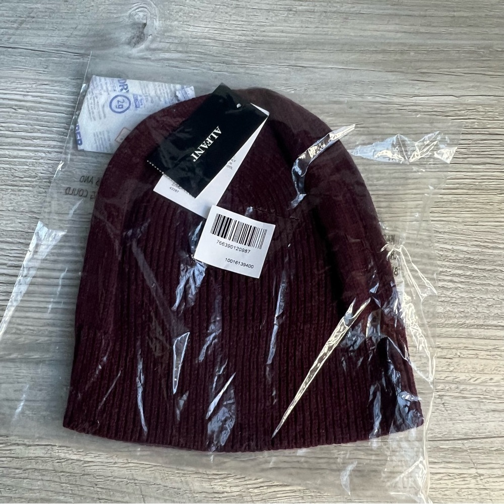 NWT Alfani beanie hat in maroon burgundy red